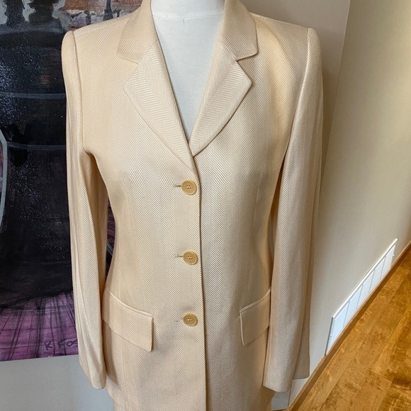 Vintage Louis Feraud Power Suit in Cream Wool - classic timeless piece - Picture 2 of 11